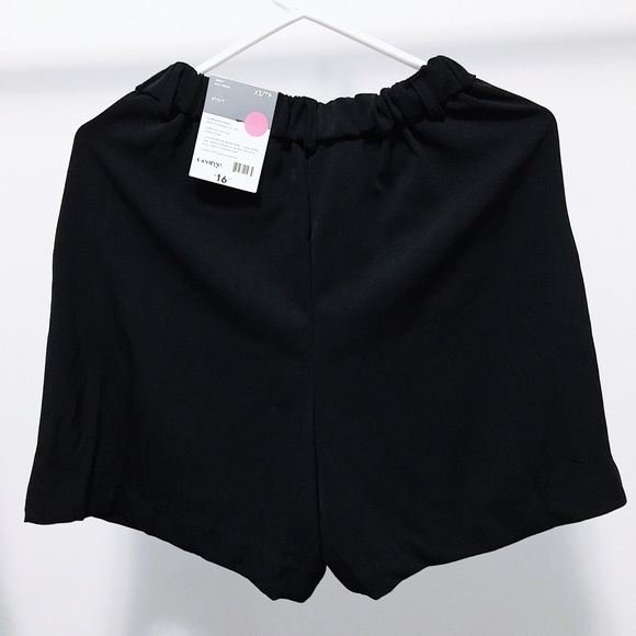 Black shorts - Picture 2 of 3